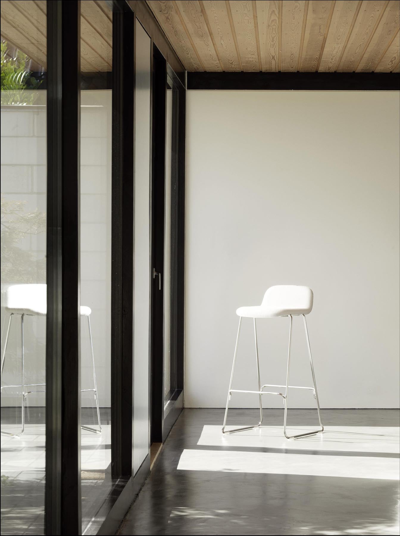 Erleben Sie den Just Barhocker 75 cm mit Lehne von Normann Copenhagen – ein eleganter, gepolsterter Hocker aus Chrom und Hallingdal, perfekt für jeden Raum.