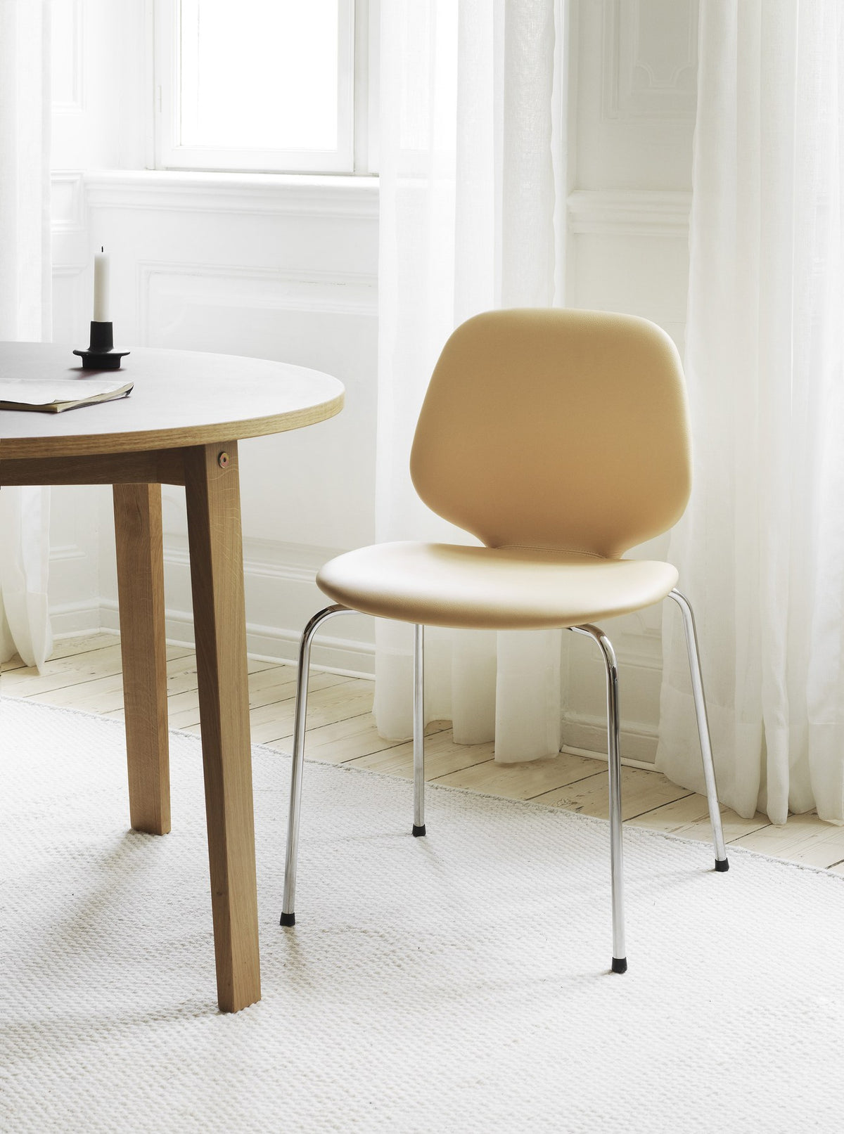 Gepolsterter Stuhl My Chair von Normann Copenhagen mit Schale aus geformtem Eichenfurnier, PU-Schaum und Textilbezug in Beige, runde Formsprache.