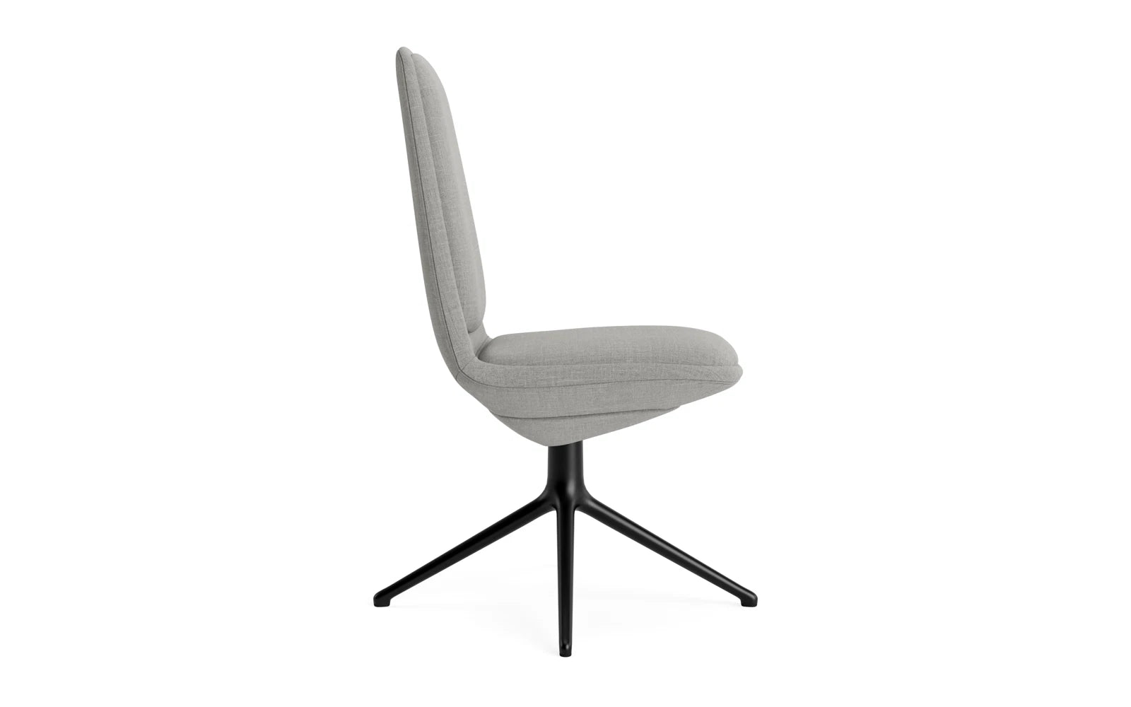 Erleben Sie den Off Chair niedrig mit Drehgestell 4B in elegantem Schwarz Aluminium und komfortablem Remix-Kissen von Normann Copenhagen – die perfekte Symbiose aus Design und Ergonomie.