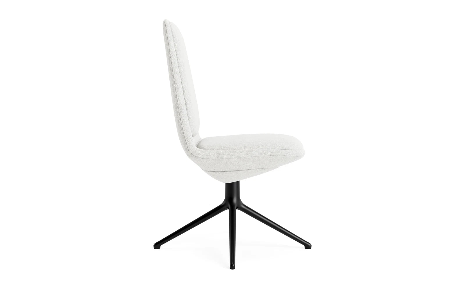 Erleben Sie den Off Chair von Normann Copenhagen: Ein stilvoller, niedriger Bürostuhl mit drehbarem Gestell, schwarzem Aluminium und komfortablem Hallingdal-Kissen.