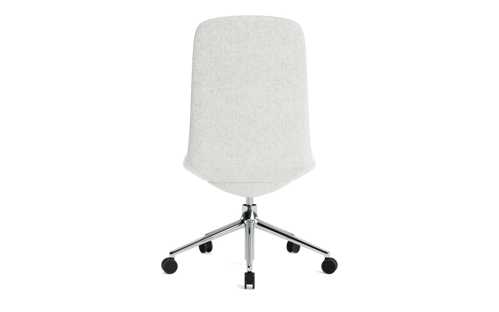 Entdecken Sie den Off Chair von Normann Copenhagen: Ein eleganter, niedriger Bürostuhl mit Drehgestell, Rollen und individueller Anpassung für höchsten Komfort.