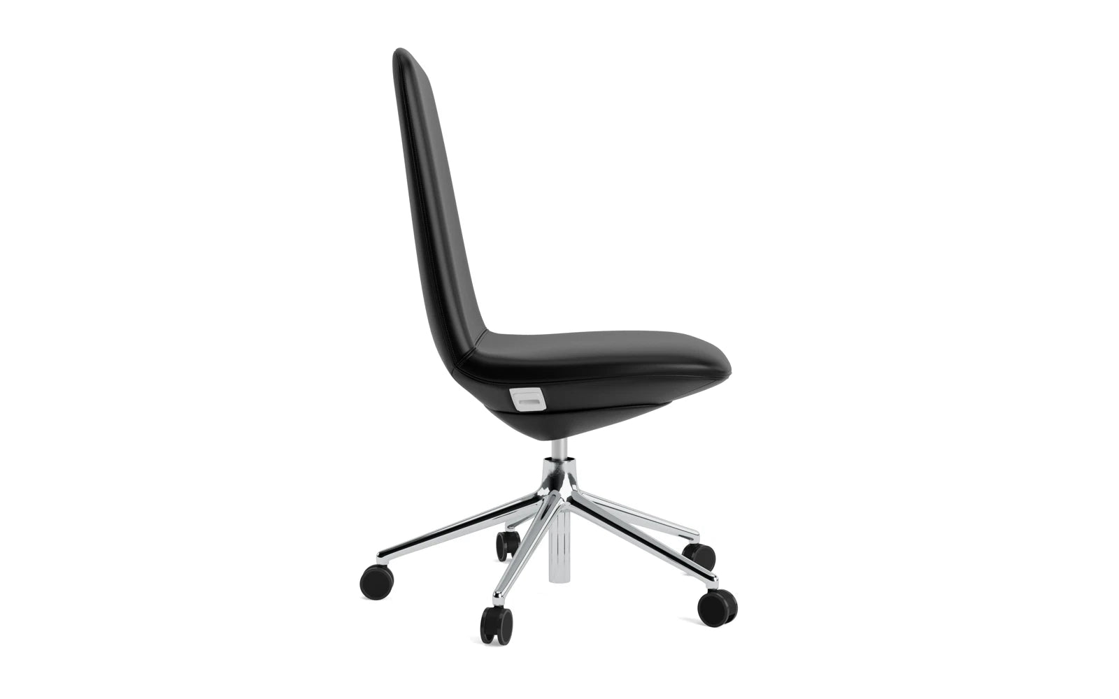 Erleben Sie den Off Chair von Normann Copenhagen: ein stilvoller, niedriger Bürostuhl mit Drehgestell, der Komfort und modernes Design vereint.