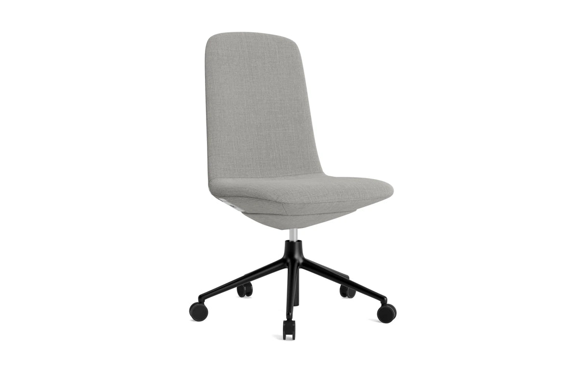 Off Chair niedrig mit Drehgestell und Rollen Gaslift Schwartz Aluminium Remix in Remix 133 präsentiert im Onlineshop von KAQTU Design AG. Bürostuhl ist von Normann Copenhagen