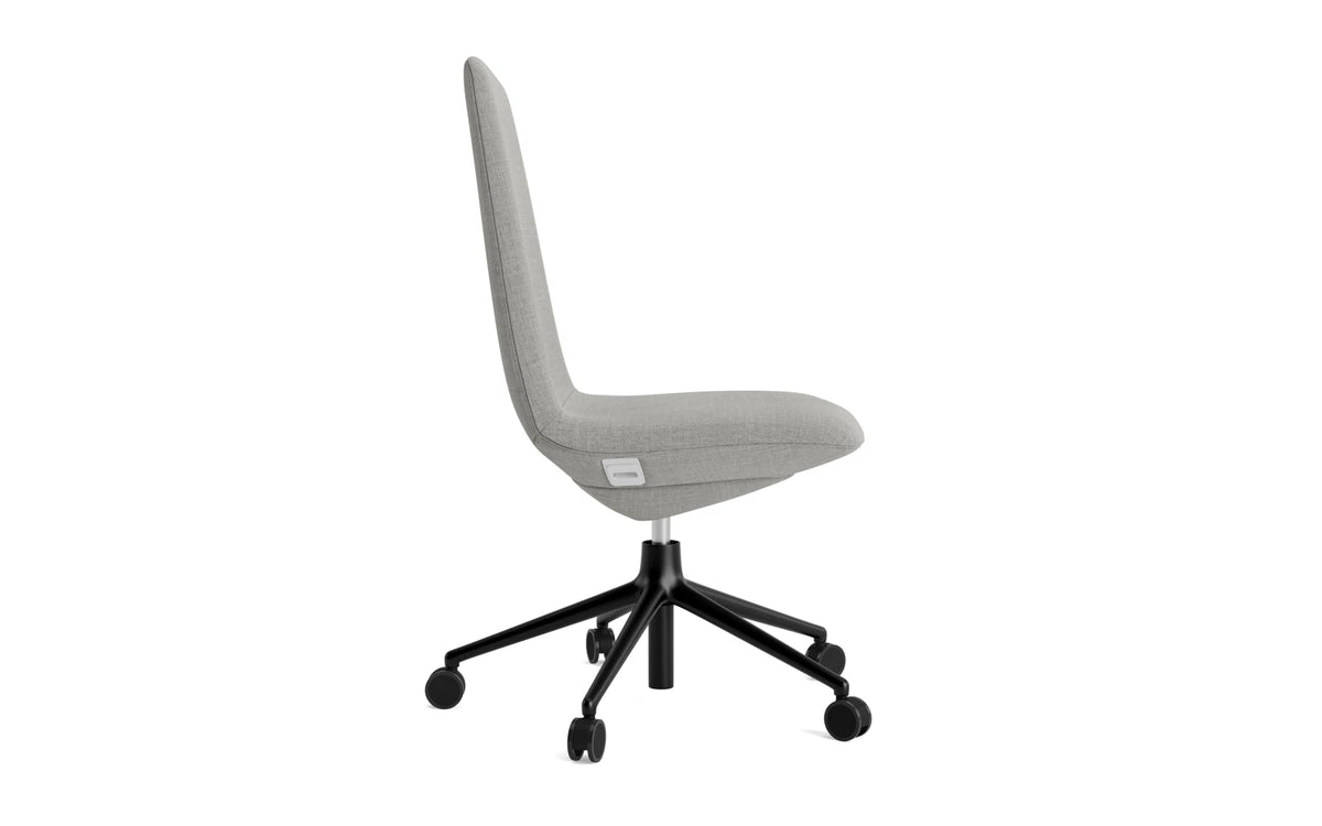 Off Chair niedrig mit Drehgestell und Rollen Gaslift Schwartz Aluminium Remix in Remix 133 präsentiert im Onlineshop von KAQTU Design AG. Bürostuhl ist von Normann Copenhagen