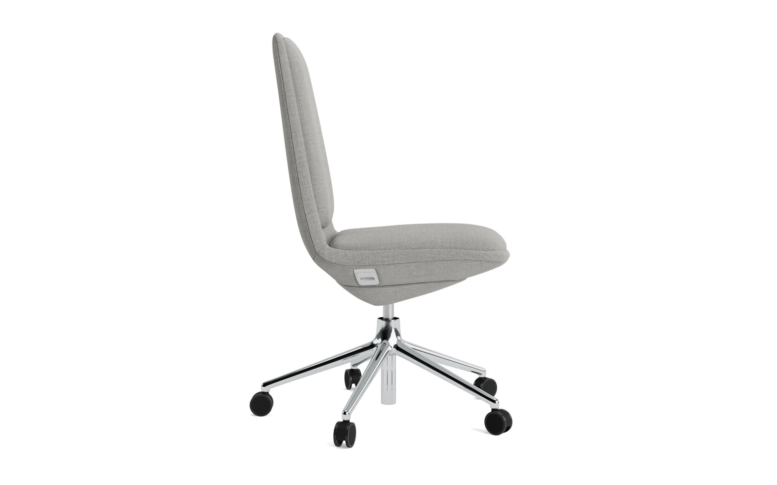 Erleben Sie den Off Chair von Normann Copenhagen: Ein stilvoller, niedriger Bürostuhl mit Gaslift und anpassbarem Kissen für höchsten Sitzkomfort.
