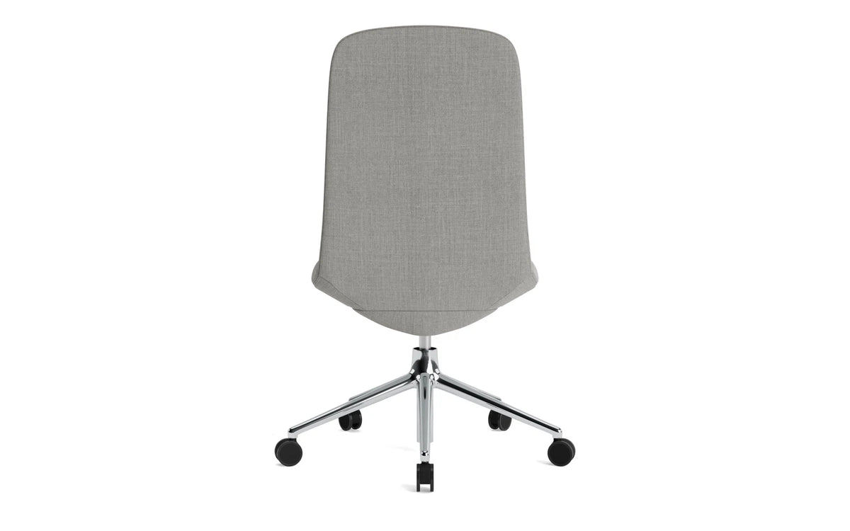 Off Chair niedrig 5W gaslift aluminium mit kissen Remix in Remix 133 präsentiert im Onlineshop von KAQTU Design AG. Bürostuhl ist von Normann Copenhagen