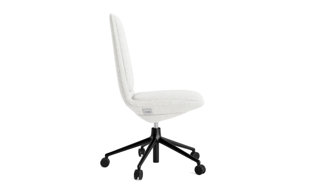 Off Chair niedrig 5W gaslift schwarze aluminium mit kissen Hallingdal in Hallingdal 110 präsentiert im Onlineshop von KAQTU Design AG. Bürostuhl ist von Normann Copenhagen