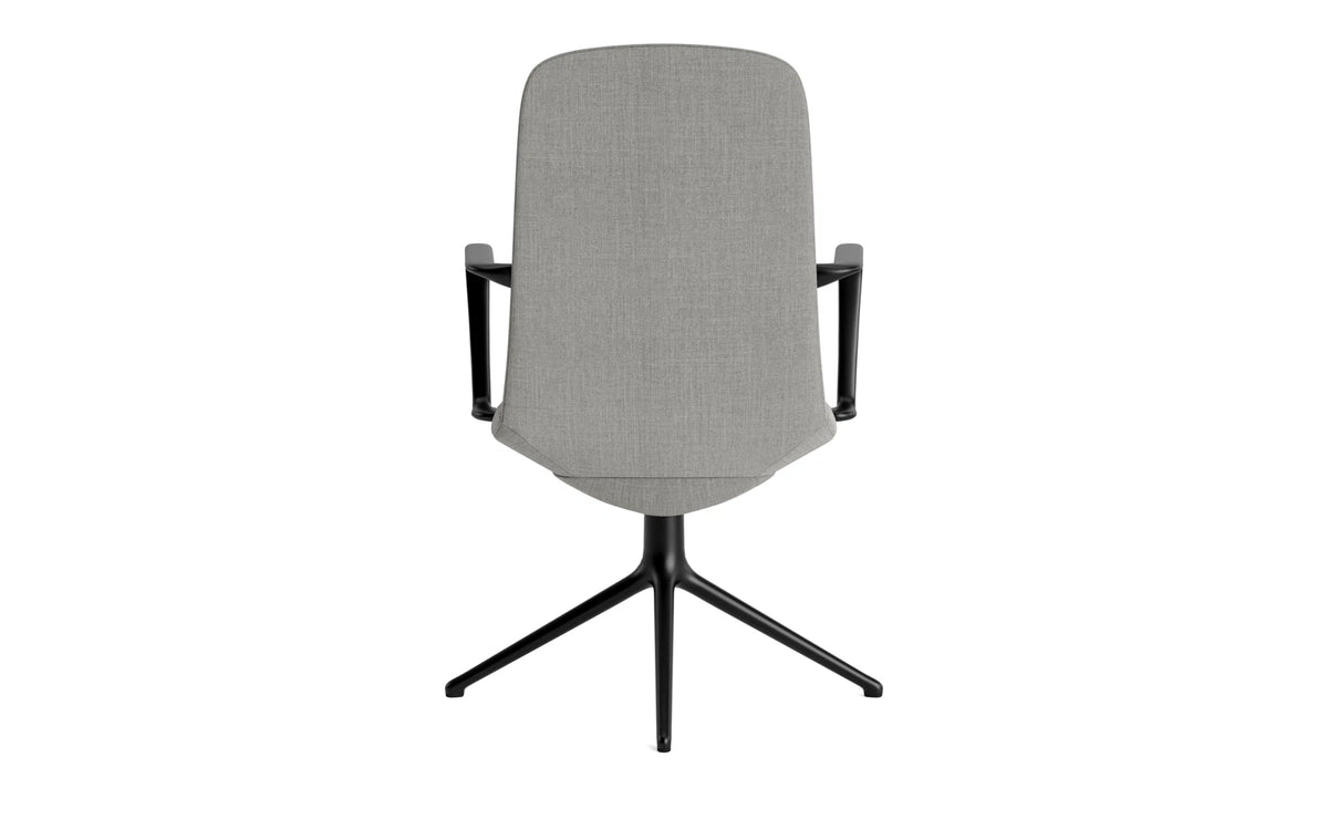 Off Armchair niedrig mit Drehgestell 4B Schwartz aluminium Remix in Remix 133 präsentiert im Onlineshop von KAQTU Design AG. Bürostuhl ist von Normann Copenhagen