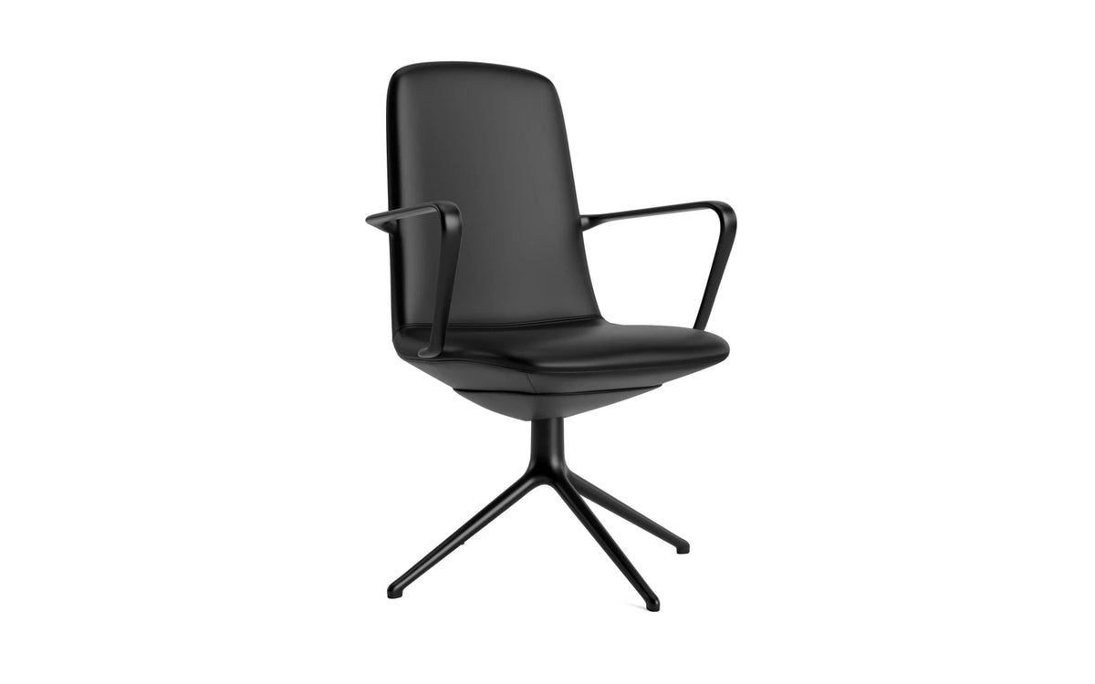 Off Armchair niedrig mit Drehgestell 4B Schwartz aluminium Ultra in Ultra 41599 präsentiert im Onlineshop von KAQTU Design AG. Bürostuhl ist von Normann Copenhagen