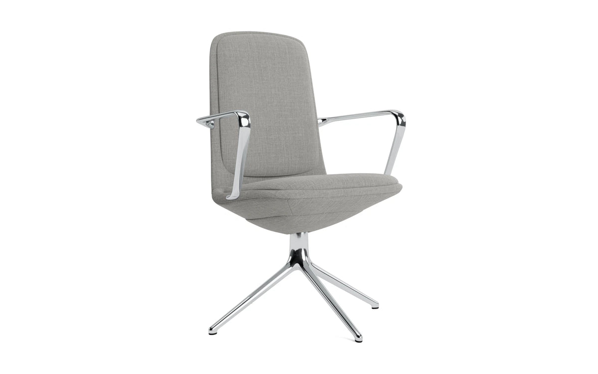 Off Armchair niedrig mit Drehgestell 4B aluminium mit kissen Remix in Remix 133 präsentiert im Onlineshop von KAQTU Design AG. Bürostuhl ist von Normann Copenhagen