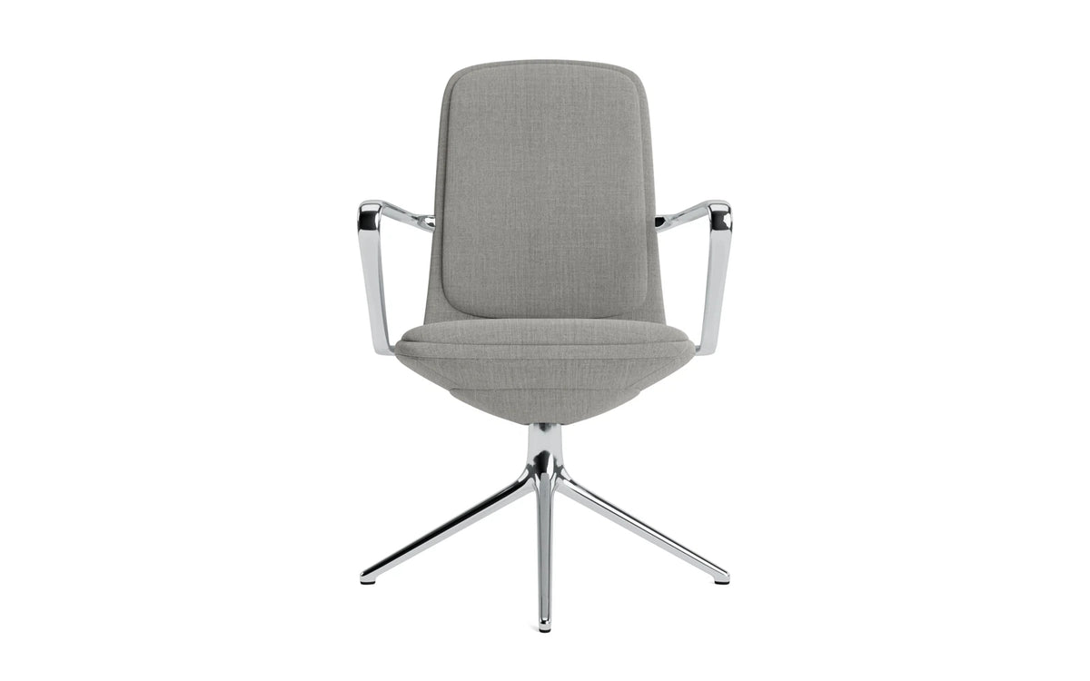 Off Armchair niedrig mit Drehgestell 4B aluminium mit kissen Remix in Remix 133 präsentiert im Onlineshop von KAQTU Design AG. Bürostuhl ist von Normann Copenhagen