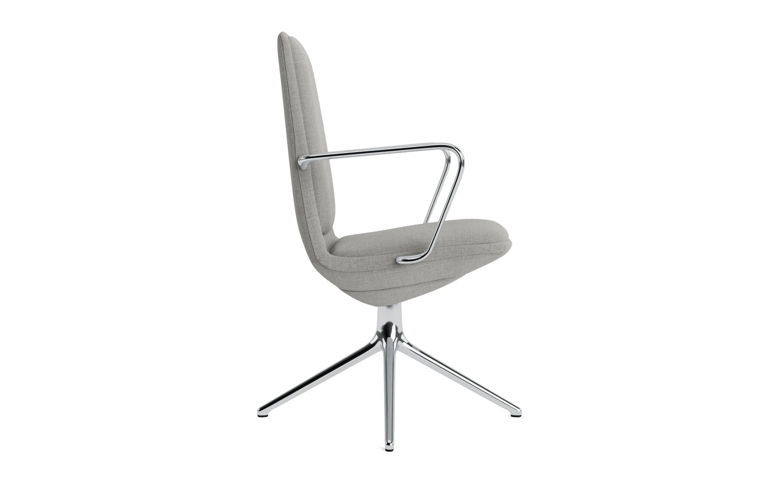Erleben Sie den Off Armchair von Normann Copenhagen: Ein eleganter, ergonomischer Stuhl mit Aluminium-Drehgestell und anpassbarem Komfort durch das Remix-Kissen.