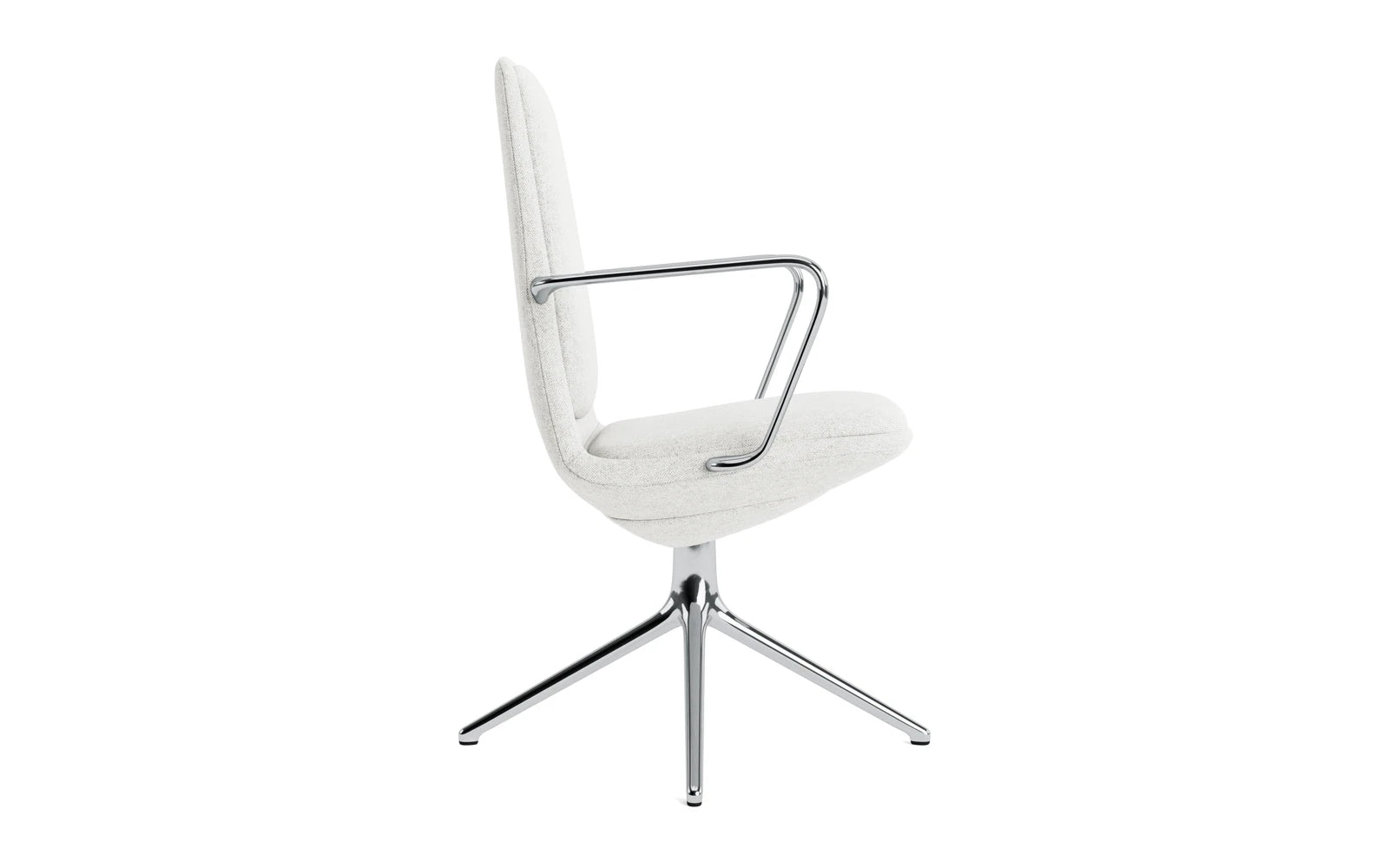 Erleben Sie den Off Armchair von Normann Copenhagen: ein eleganter, niedriger Bürostuhl mit Aluminium-Drehgestell und hochwertigem Hallingdal-Kissen für optimalen Sitzkomfort.