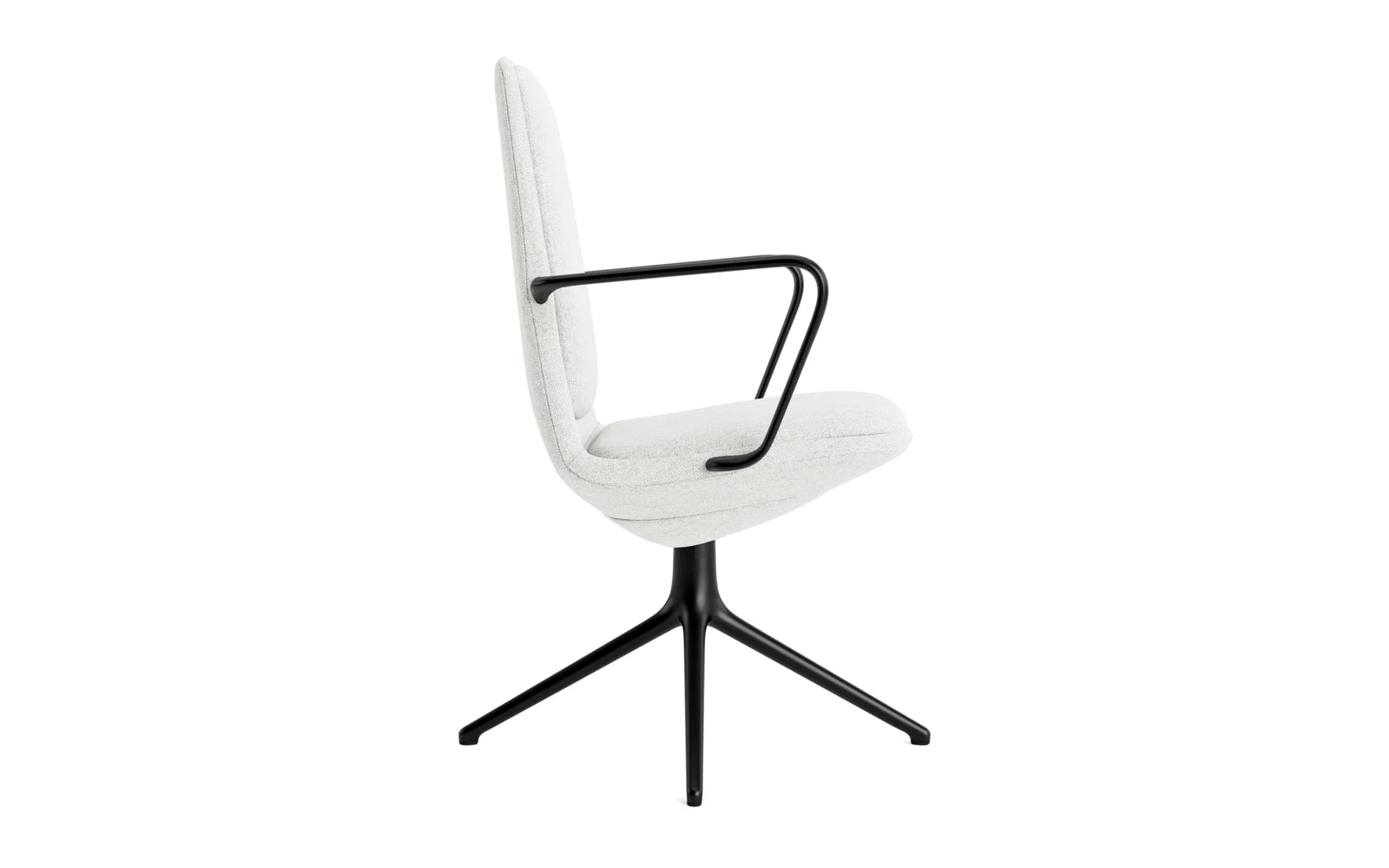 Erleben Sie den Off Armchair von Normann Copenhagen: ein eleganter, funktionaler Bürostuhl mit niedrigem Design, Drehgestell und komfortablem Hallingdal-Kissen.