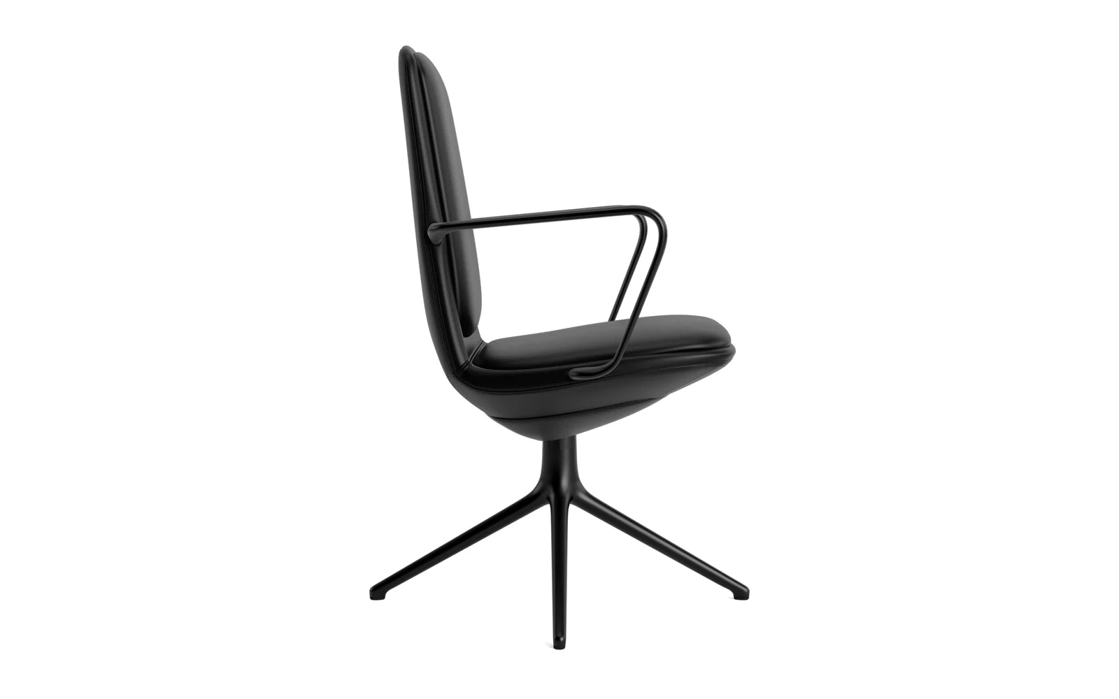 Erleben Sie den Off Armchair von Normann Copenhagen: ein eleganter, niedriger Bürostuhl mit Drehgestell, der Komfort und modernes Design vereint.