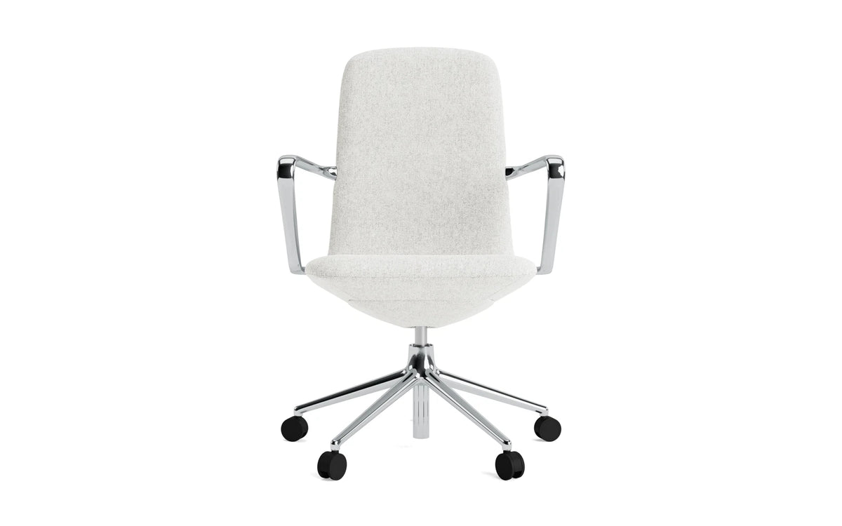 Off Armchair niedrig mit Drehgestell und Rollen Gaslift Aluminium Hallingdal in Hallingdal 110 präsentiert im Onlineshop von KAQTU Design AG. Bürostuhl ist von Normann Copenhagen