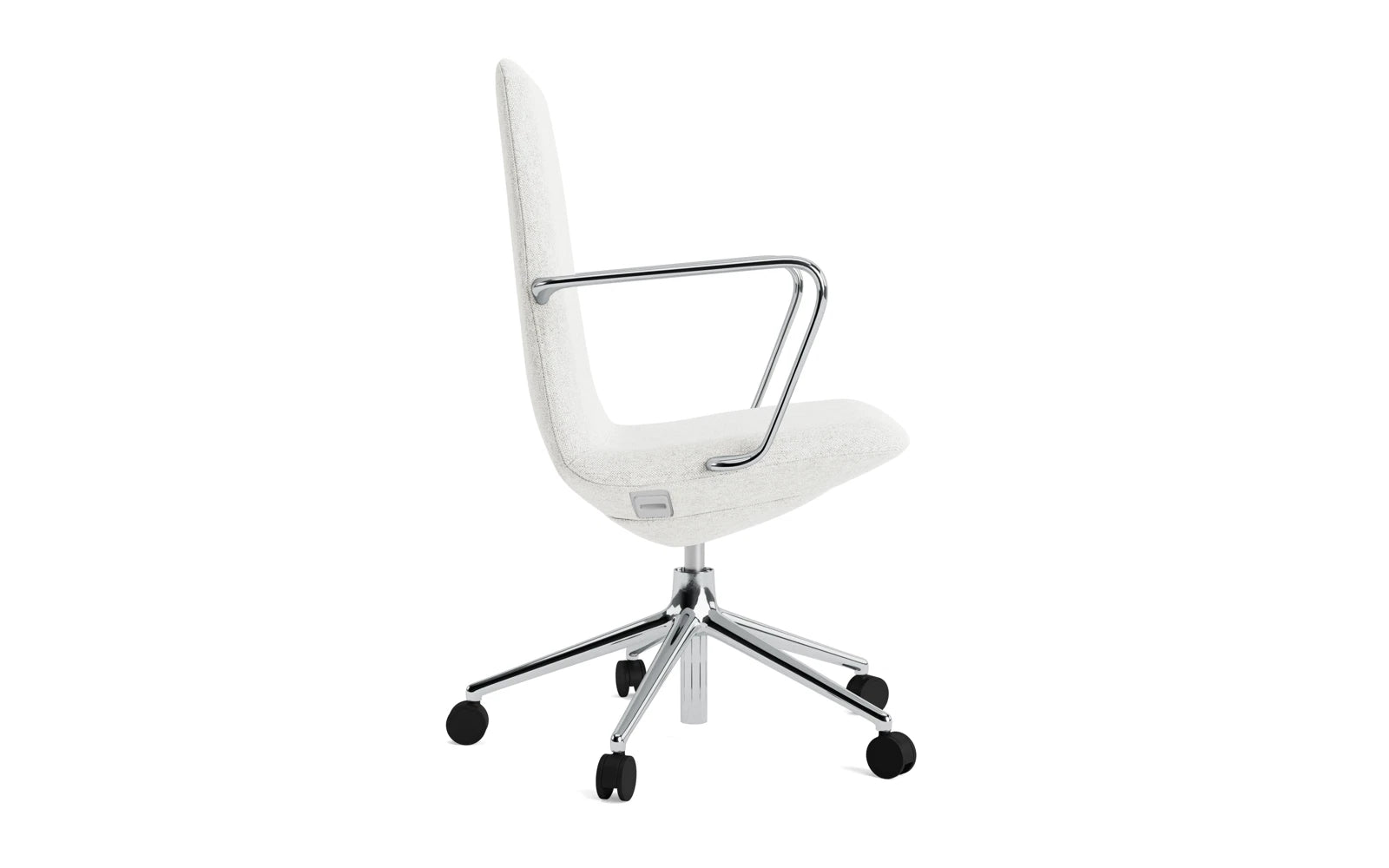 Erleben Sie den Off Armchair von Normann Copenhagen: ein eleganter, anpassbarer Bürostuhl mit niedrigem Design, Gaslift und Rollen für optimalen Komfort.