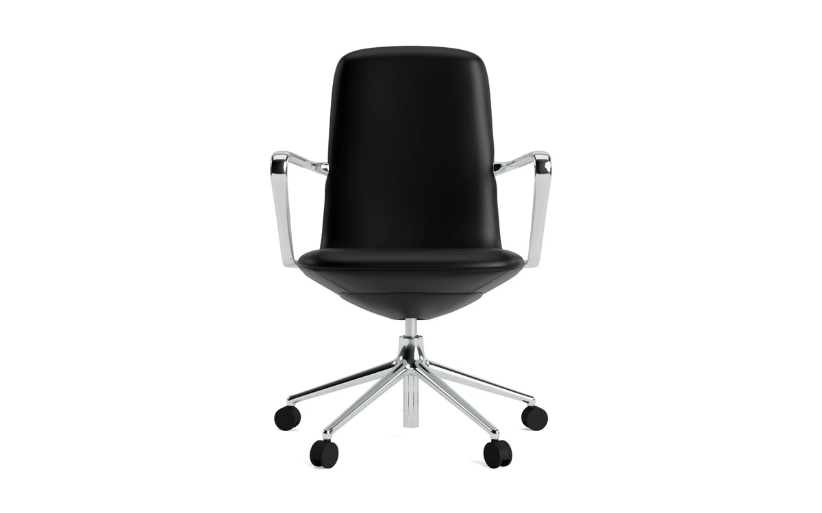Off Armchair niedrig mit Drehgestell und Rollen Gaslift Aluminium Ultra in Ultra 41599 präsentiert im Onlineshop von KAQTU Design AG. Bürostuhl ist von Normann Copenhagen
