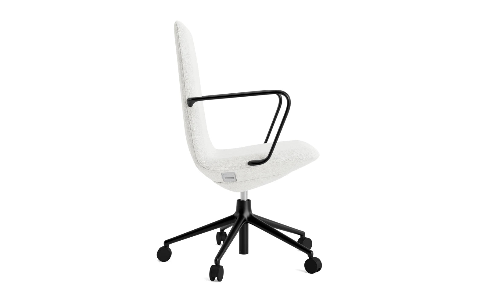 Erleben Sie den Off Armchair von Normann Copenhagen – ein moderner, ergonomischer Bürostuhl mit elegantem Design, Drehgestell und Rollen für optimale Flexibilität.