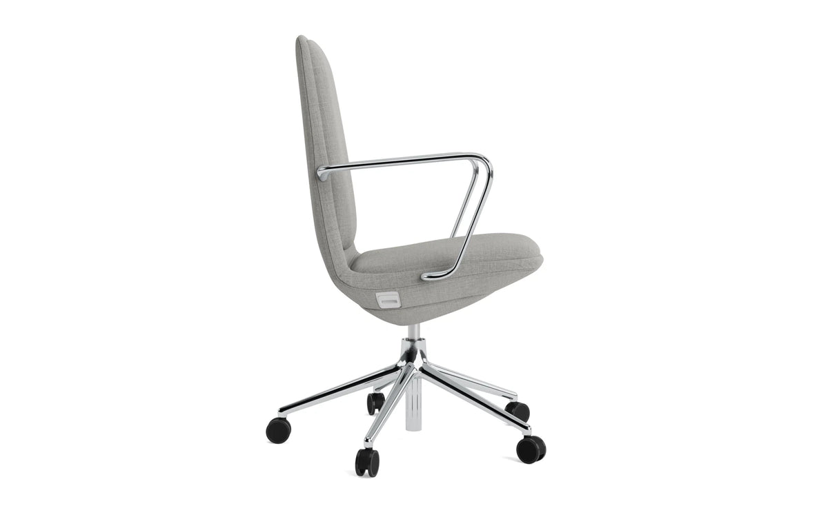 Off Armchair niedrig 5W mit Drehgestell und Gaslift Aluminium mit Kissen Remix in Remix 133 präsentiert im Onlineshop von KAQTU Design AG. Bürostuhl ist von Normann Copenhagen