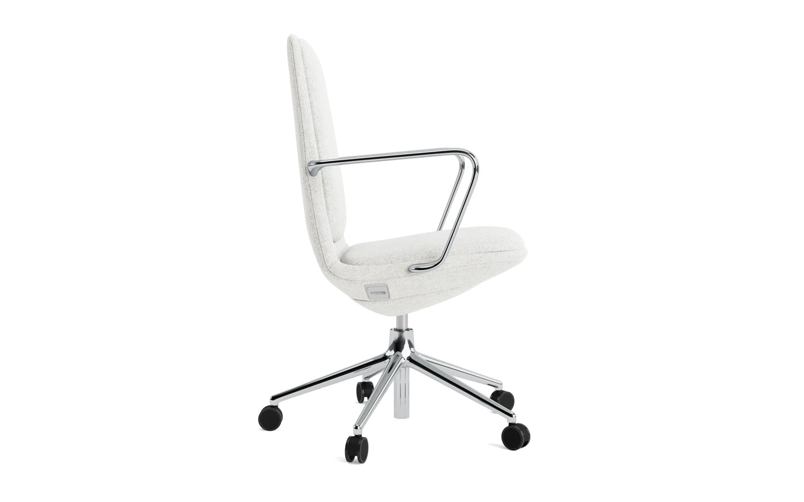 Erleben Sie den Off Armchair von Normann Copenhagen: Ein stilvoller, funktionaler Bürostuhl mit Drehgestell, Rollen und komfortablem Hallingdal-Kissen.