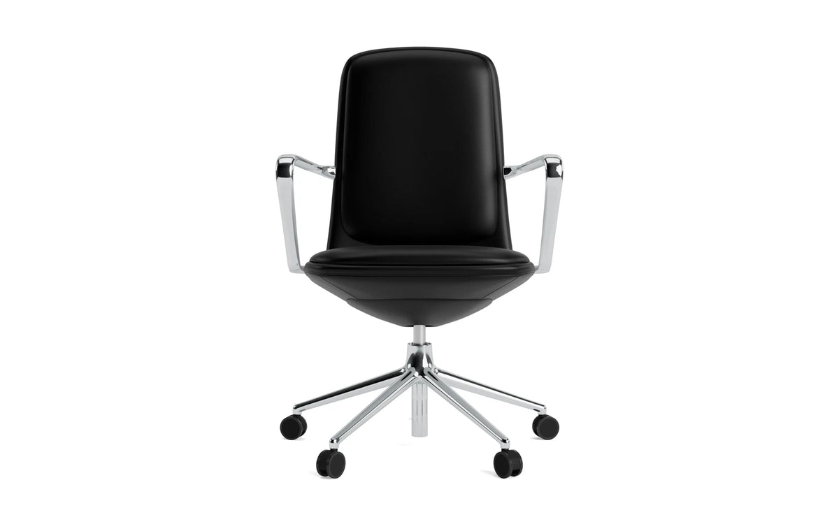 Off Armchair niedrig mit Drehgestell und Rollen Gaslift Aluminium mit Kissen Ultra Leder in Ultra 41599 präsentiert im Onlineshop von KAQTU Design AG. Drehstuhl ist von Normann Copenhagen