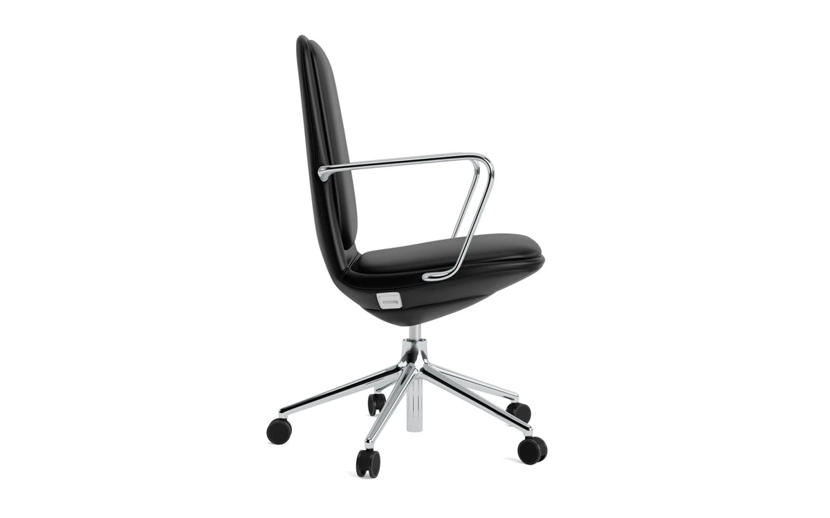 Off Armchair niedrig mit Drehgestell und Rollen Gaslift Aluminium mit Kissen Ultra Leder in Ultra 41599 präsentiert im Onlineshop von KAQTU Design AG. Drehstuhl ist von Normann Copenhagen