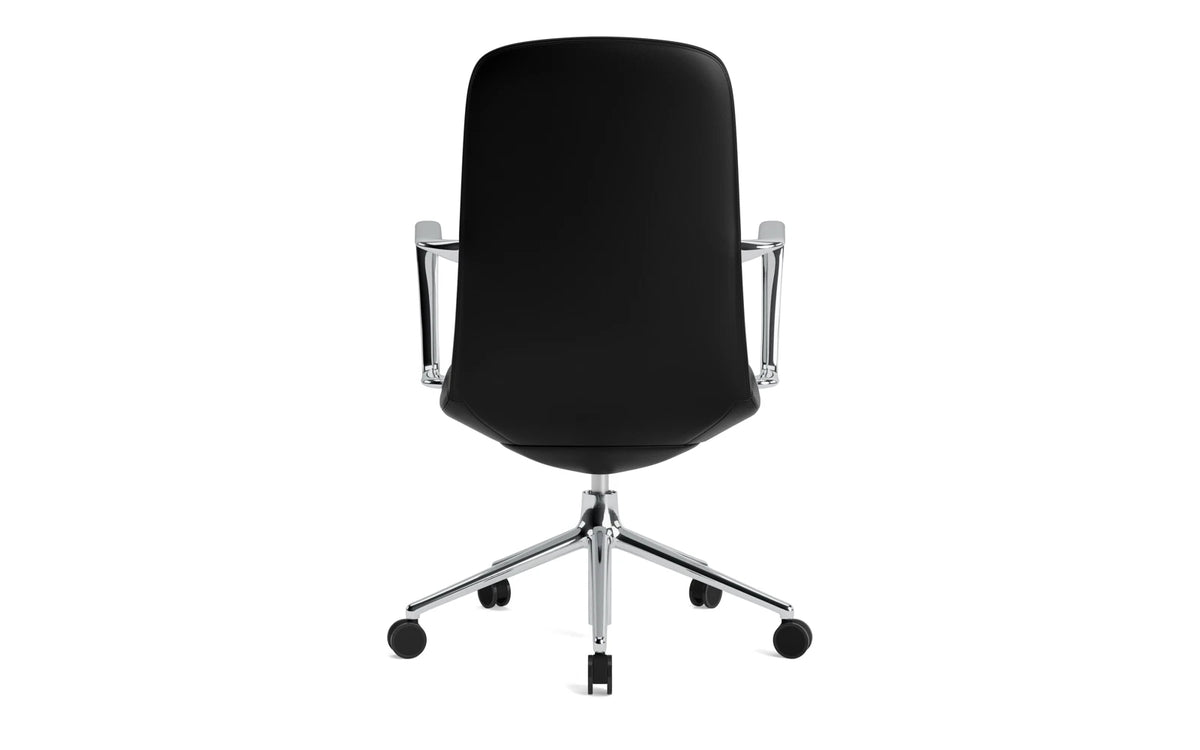 Off Armchair niedrig mit Drehgestell und Rollen Gaslift Aluminium mit Kissen Ultra Leder in Ultra 41599 präsentiert im Onlineshop von KAQTU Design AG. Drehstuhl ist von Normann Copenhagen