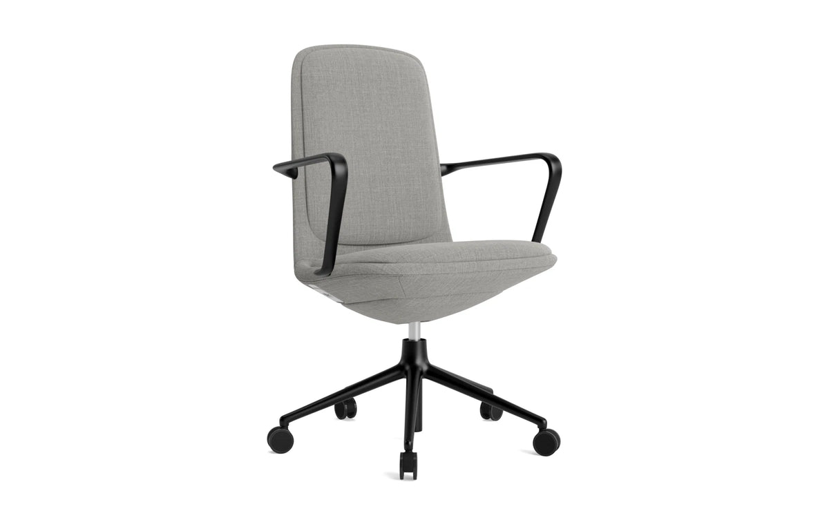 Off Armchair niedrig 5W gaslift schwarze aluminium mit kissen Remix in Remix 133 präsentiert im Onlineshop von KAQTU Design AG. Bürostuhl ist von Normann Copenhagen