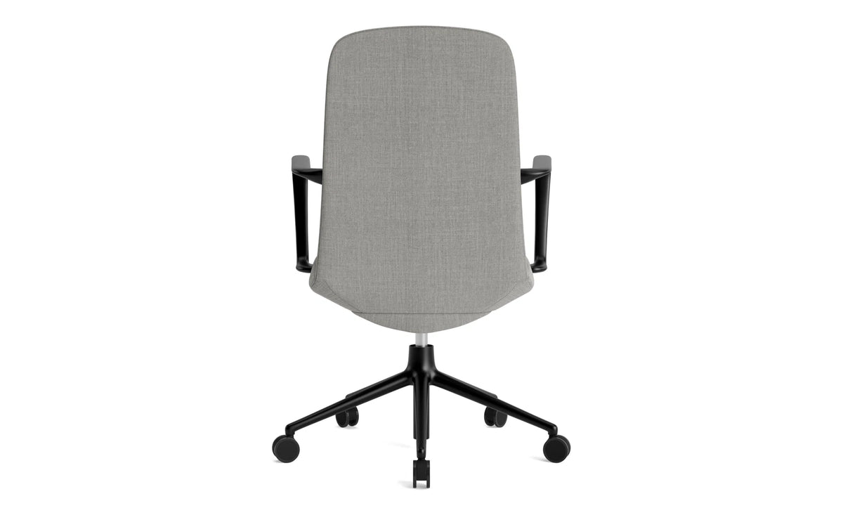 Off Armchair niedrig 5W gaslift schwarze aluminium mit kissen Remix in Remix 133 präsentiert im Onlineshop von KAQTU Design AG. Bürostuhl ist von Normann Copenhagen