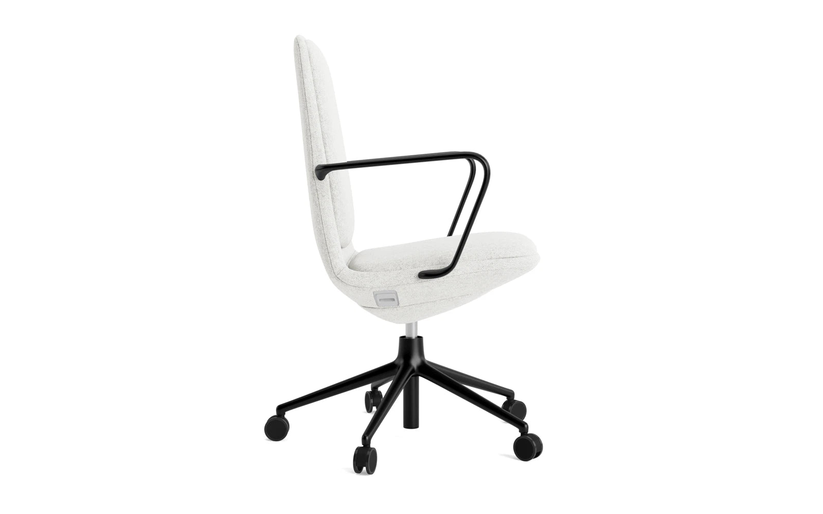Erleben Sie den Off Armchair niedrig 5W Gaslift von Normann Copenhagen – ein eleganter Bürostuhl mit schwarzem Aluminiumrahmen und komfortablem Hallingdal-Kissen, perfekt für Ihr modernes Büro.