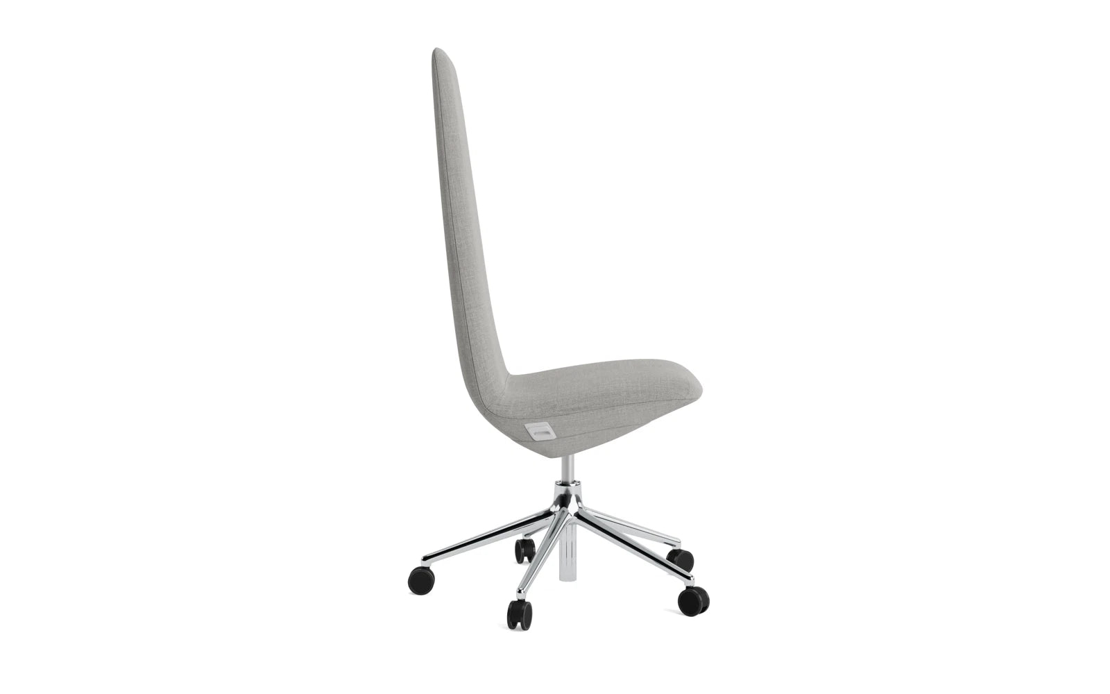 Erleben Sie den Off Chair Hoch von Normann Copenhagen – ein eleganter Bürostuhl mit ergonomischem Design, Drehgestell und praktischen Rollen für flexibles Arbeiten.