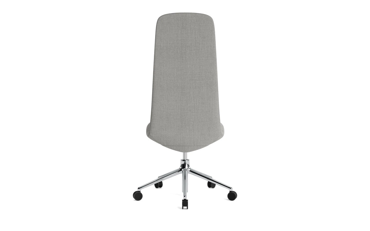 Off Chair Hoch mit Drehgestell und Rollen Gaslift Aluminium Remix in Remix 133 präsentiert im Onlineshop von KAQTU Design AG. Bürostuhl ist von Normann Copenhagen