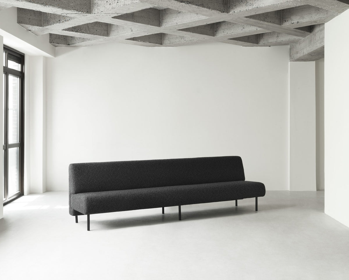 Schwarzes Frame Sofa von Normann Copenhagen mit gepolsterter Sitzfläche, abgewinkelter Rückenlehne und Beinen aus pulverbeschichtetem Stahl.
