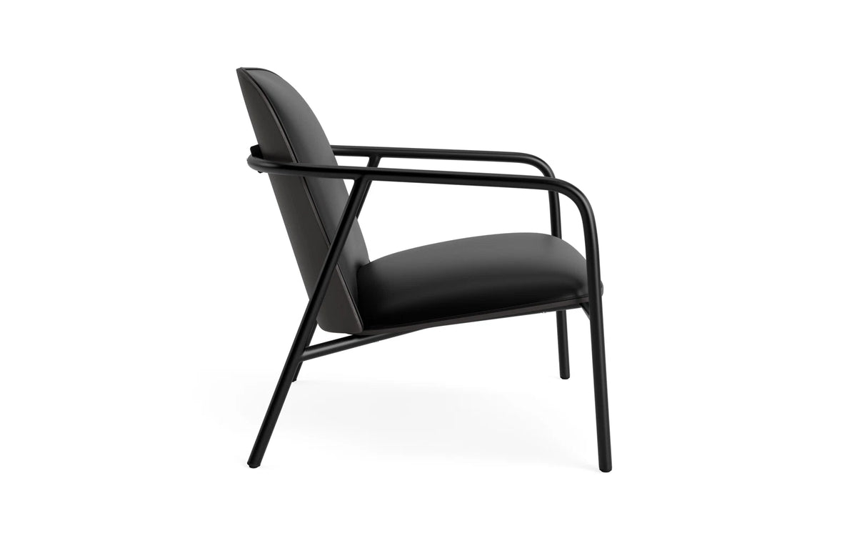 Pad Lounge-Sessel schwarzem Stahl schwarz/Ultra in Ultra 41599 präsentiert im Onlineshop von KAQTU Design AG. Drehsessel ist von Normann Copenhagen