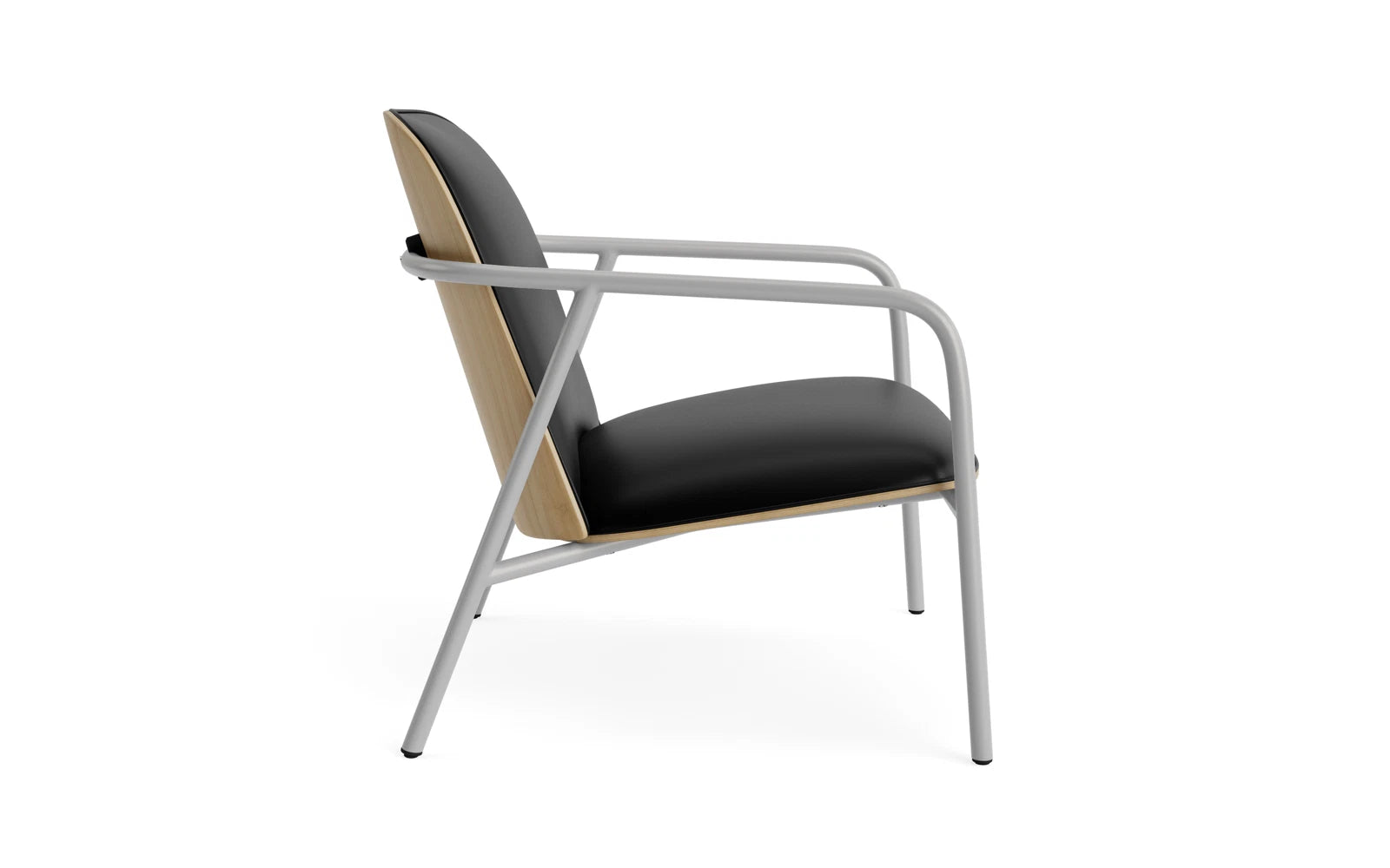 Erleben Sie den Pad Lounge-Sessel von Normann Copenhagen: Grauer Stahl und Eiche vereinen sich in einem stilvollen, komfortablen Möbelstück.