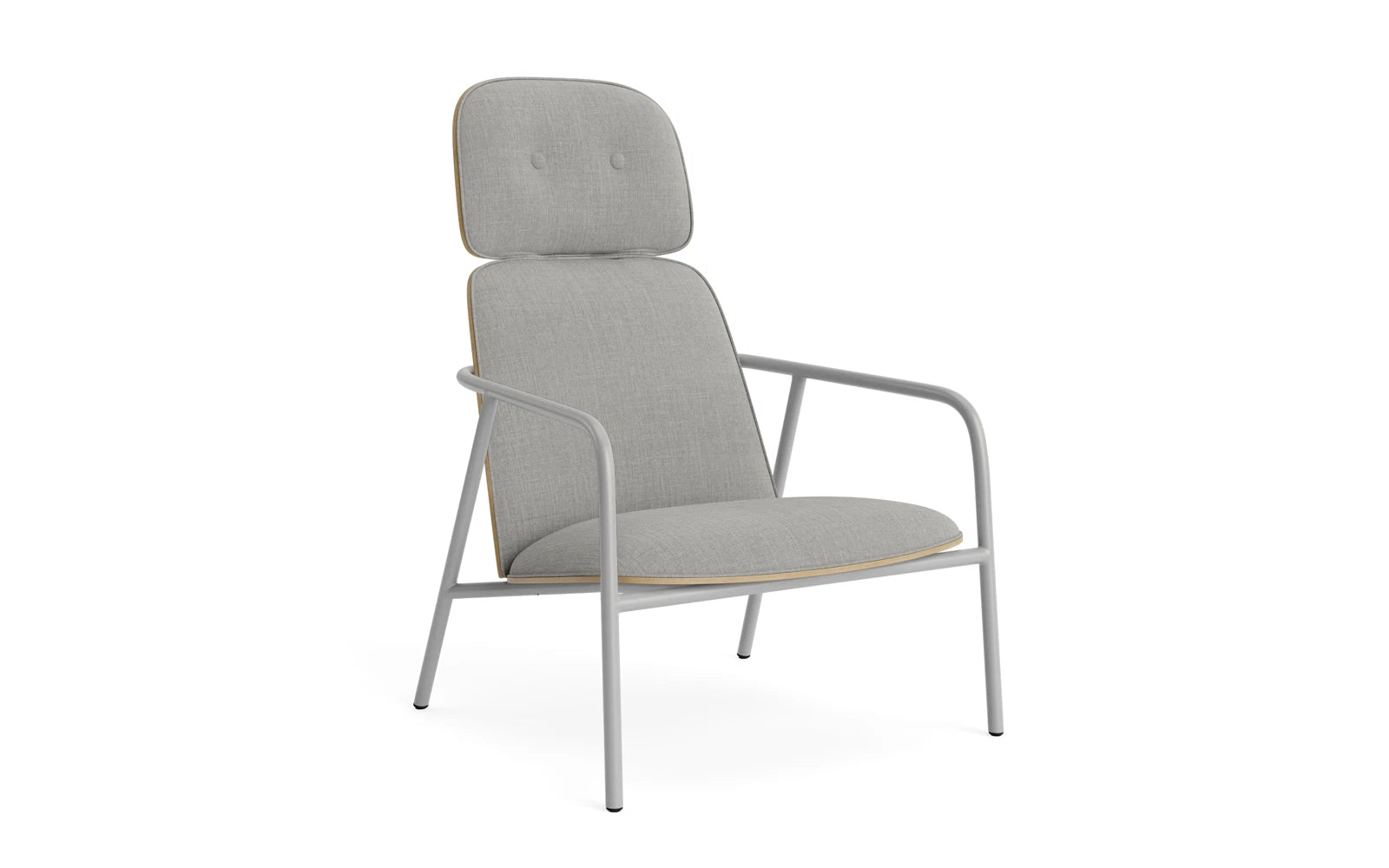 Eleganter Pad Loungestuhl aus Eiche mit gepolsterter Front, Metallrahmen und hochwertiger Verarbeitung.