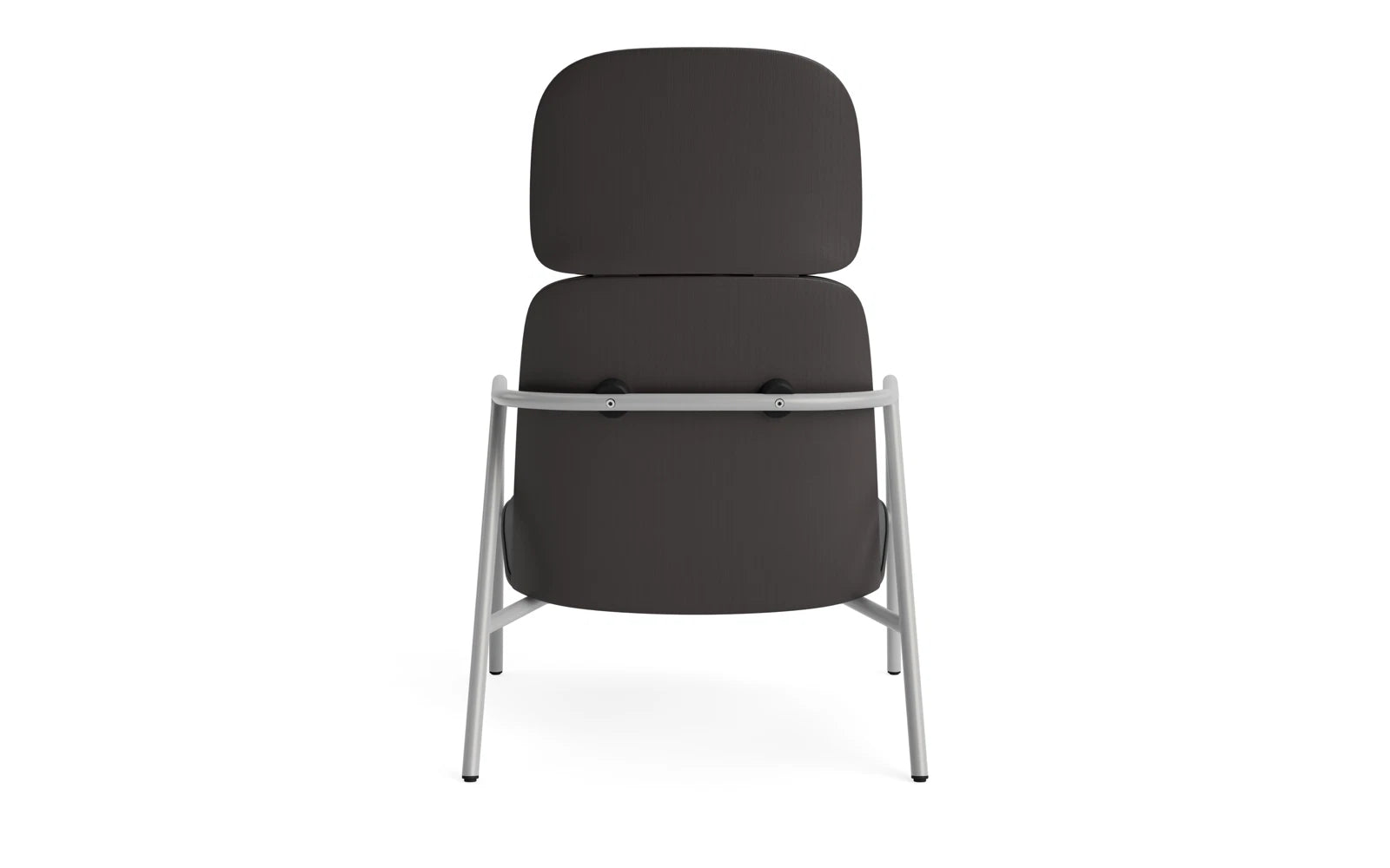 Entdecken Sie den Pad Lounge-Sessel von Normann Copenhagen: Ein stilvolles Möbelstück aus grauem Stahl und edlem Eichenfurnier, das Komfort und Eleganz vereint.