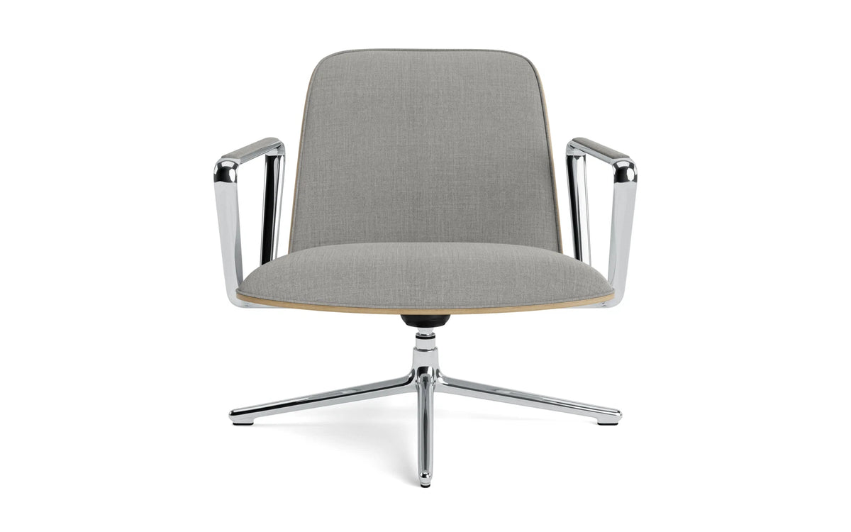 Pad Lounge-Sessel niedrig mit Drehgestell und Kippfunktion alu und Eiche/Remix in Remix 133 präsentiert im Onlineshop von KAQTU Design AG. Drehsessel ist von Normann Copenhagen