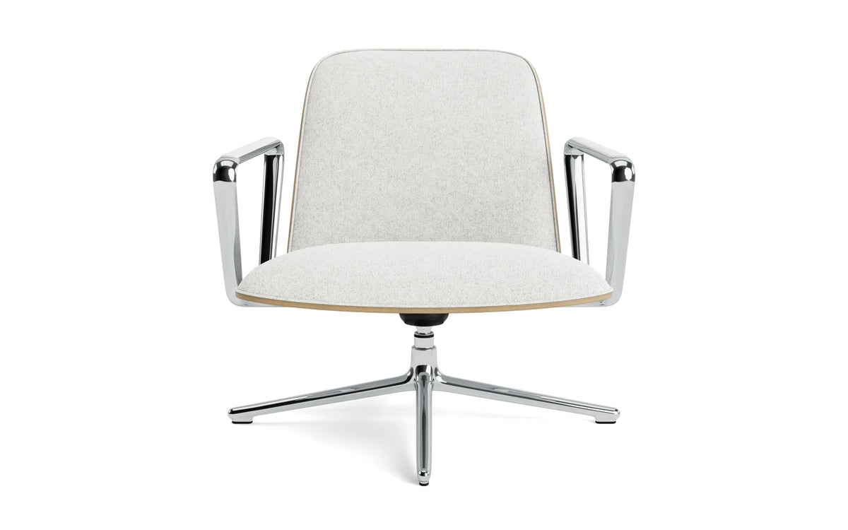 Pad Lounge-Sessel niedrig mit Drehgestell und Kippfunktion alu und Eiche/Hallingdal in Hallingdal 110 präsentiert im Onlineshop von KAQTU Design AG. Drehsessel ist von Normann Copenhagen