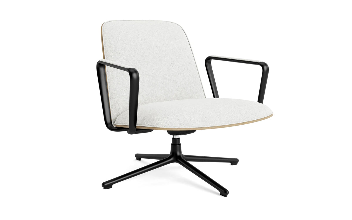 Pad Lounge-Sessel niedrig mit Drehgestell und Kippfunktion Schwarz Alu Eiche/Hallingdal in Hallingdal 110 präsentiert im Onlineshop von KAQTU Design AG. Drehsessel ist von Normann Copenhagen