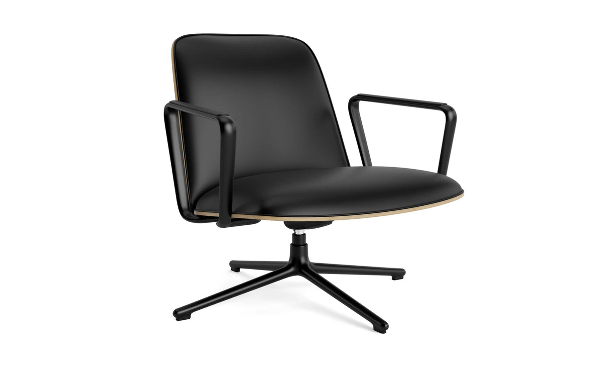 Pad Lounge-Sessel niedrig mit Drehgestell und Kippfunktion Schwarz Alu Eiche/Ultra in Ultra 41599 präsentiert im Onlineshop von KAQTU Design AG. Drehsessel ist von Normann Copenhagen