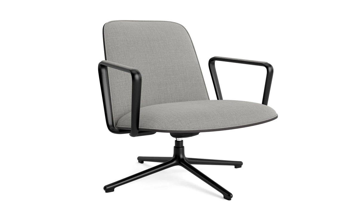 Pad Lounge-Sessel niedrig mit Drehgestell und Kippfunktion Schwarz Alu Schwarz/Remix in Remix 133 präsentiert im Onlineshop von KAQTU Design AG. Drehsessel ist von Normann Copenhagen