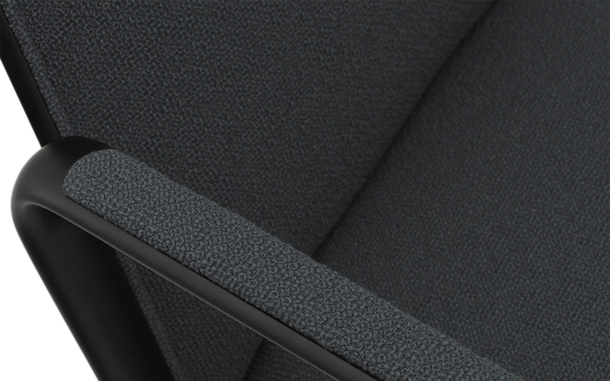 Pad Lounge-Sessel hoch mit Drehgestell Schwarz Alu Schwarz/Yoredale in Yoredale UDA25 präsentiert im Onlineshop von KAQTU Design AG. Drehsessel ist von Normann Copenhagen