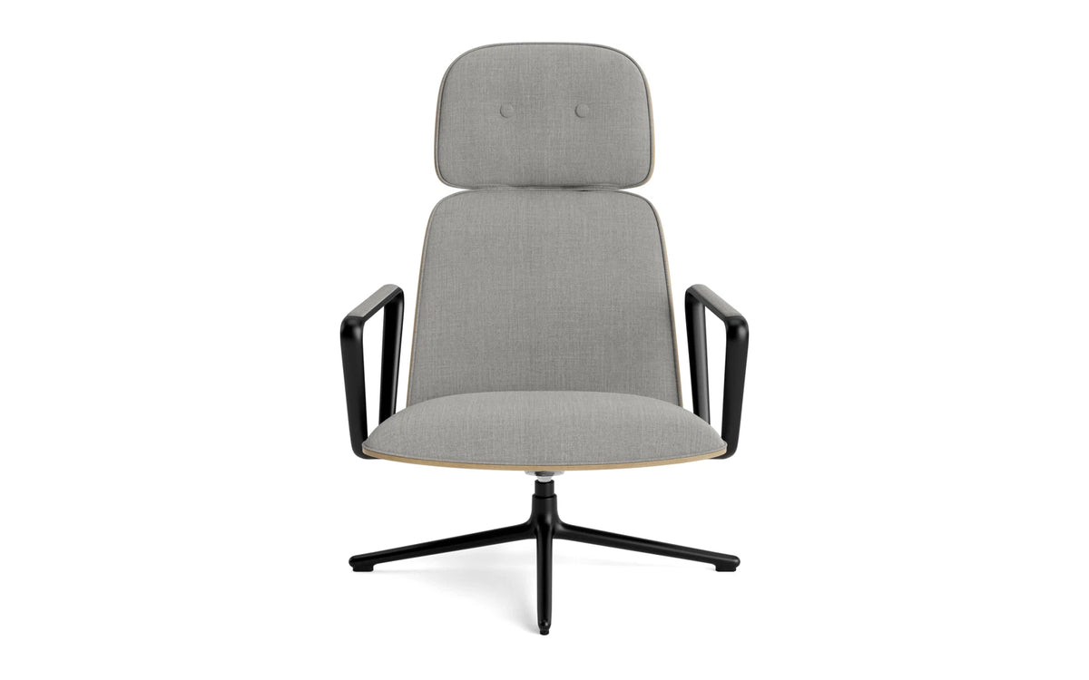 Pad Lounge-Sessel hoch mit Drehgestell und Kippfunktion Schwarz Alu Eiche/Remix in Remix 133 präsentiert im Onlineshop von KAQTU Design AG. Drehsessel ist von Normann Copenhagen