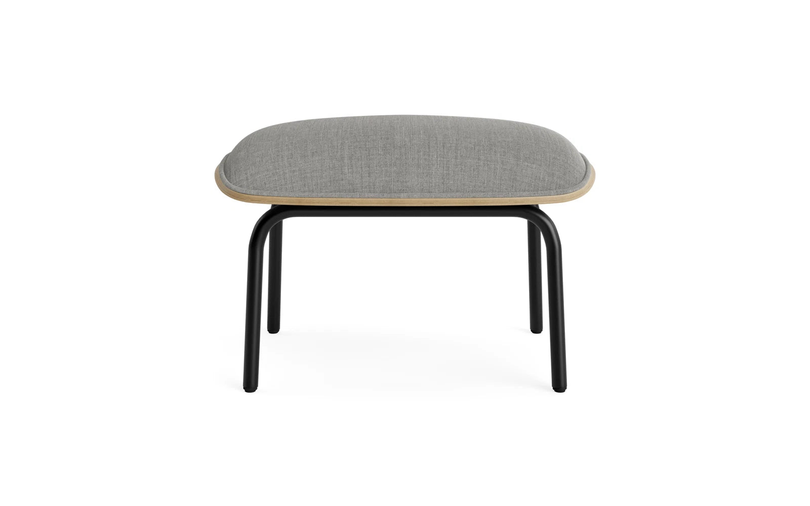 Der stilvolle Pad Fußhocker von Normann Copenhagen kombiniert schwarzen Stahl mit hochwertigem Eichenfurnier und verleiht jedem Raum Eleganz.