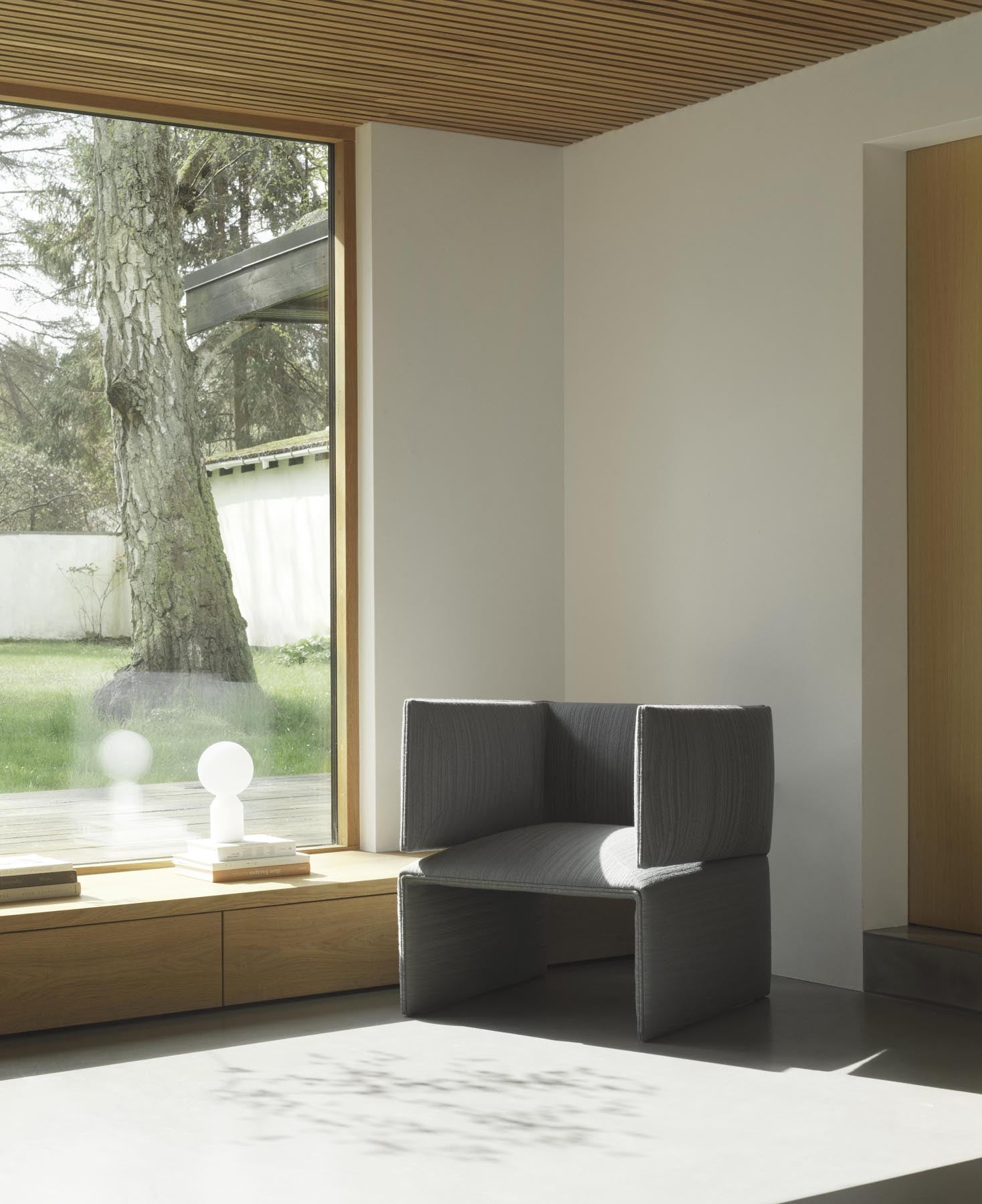 Erleben Sie den Fold Lounge-Sessel Remix von Normann Copenhagen – ein skulpturales Meisterwerk, das modernes Design und Funktionalität harmonisch verbindet.