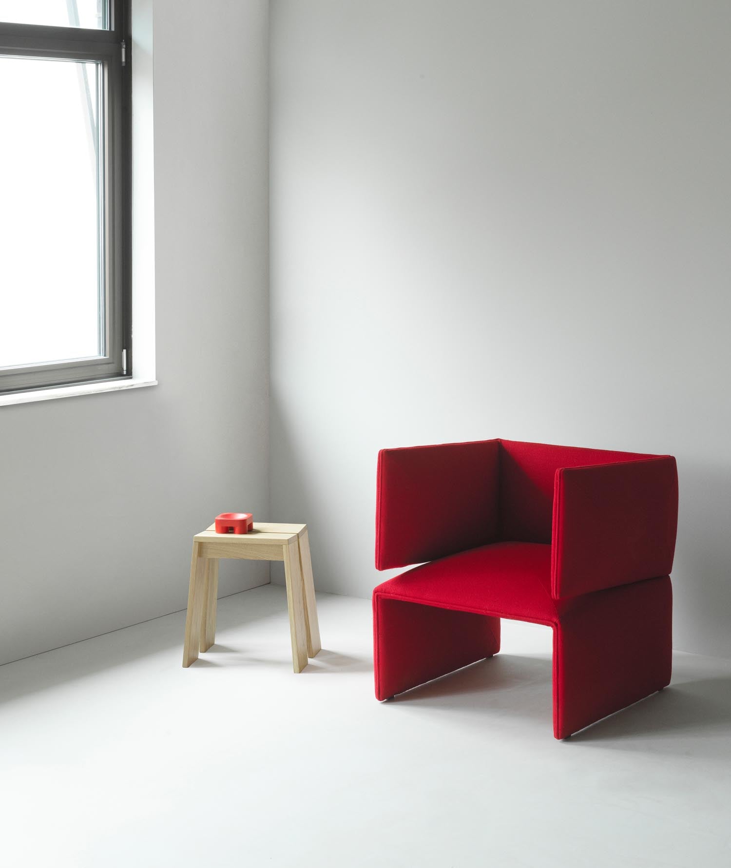 Entdecken Sie den Fold Lounge-Sessel Ultra von Normann Copenhagen – ein skulpturaler, minimalistischer Sessel, der Komfort und Stil vereint.
