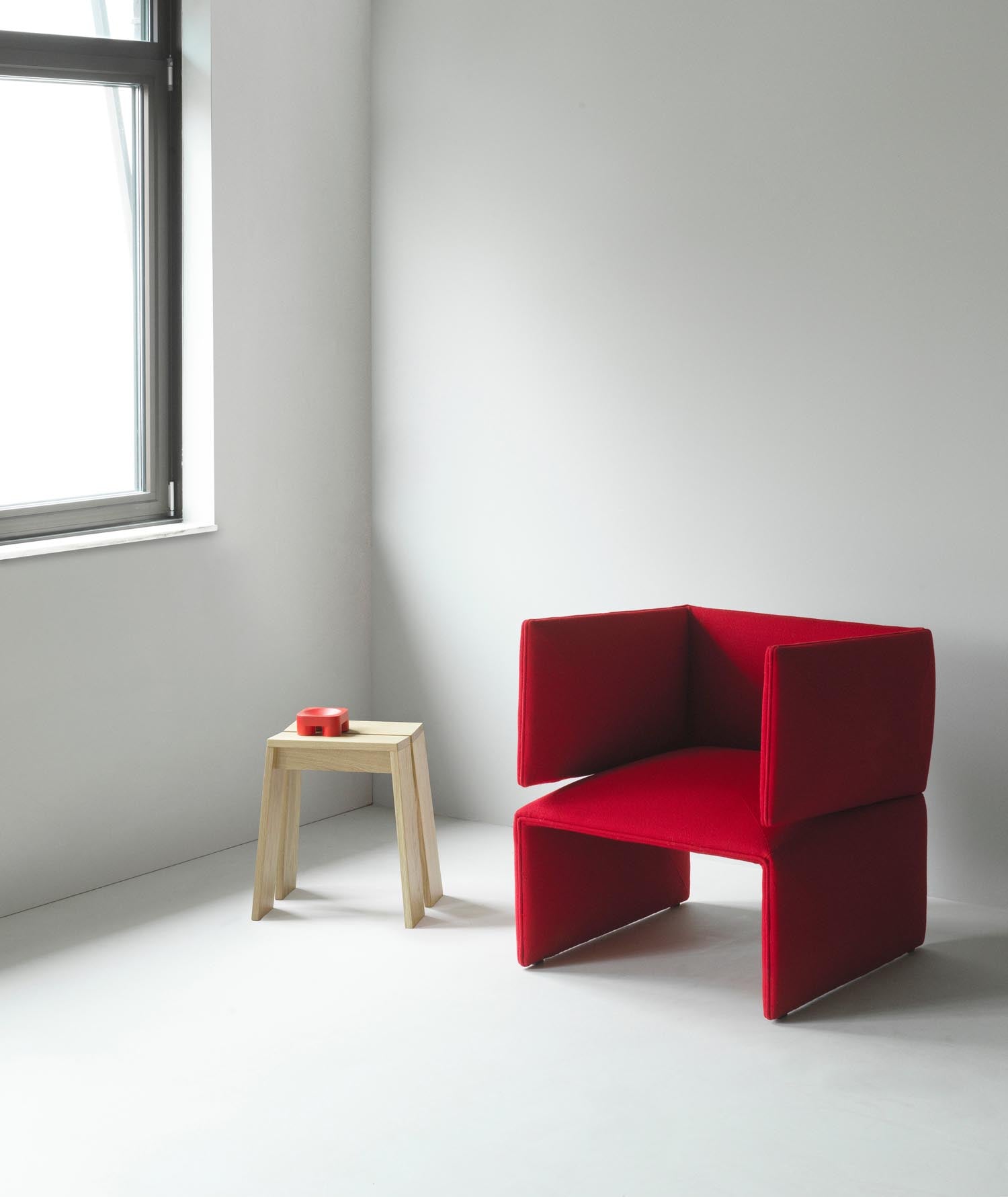 Entdecken Sie den Fold Lounge-Sessel Ultra von Normann Copenhagen – ein skulpturaler Sessel, der minimalistischen Stil und hohen Komfort vereint.