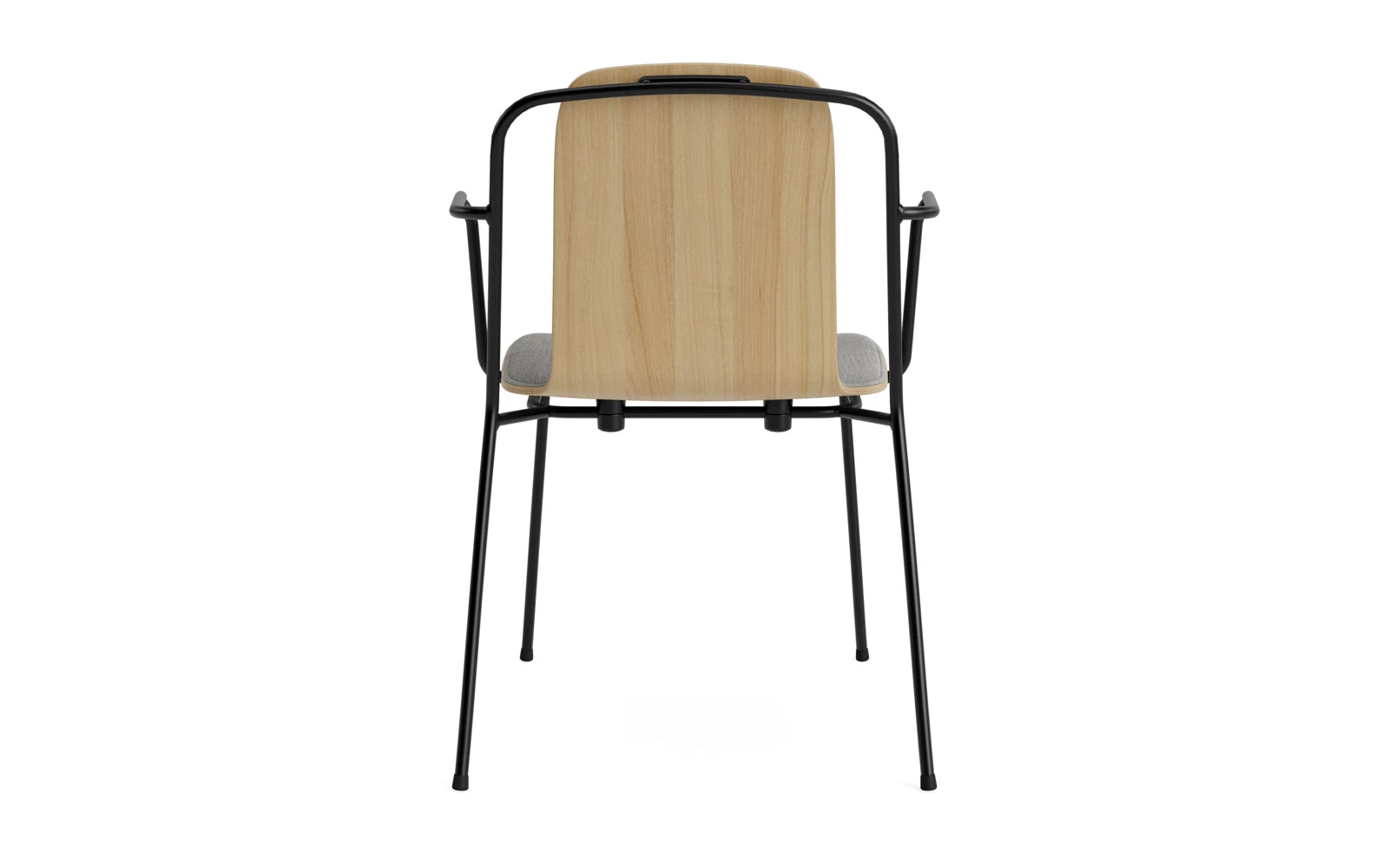 Entdecken Sie den Studio Armlehnstuhl von Normann Copenhagen: Ein eleganter Stuhl aus schwarzem Stahl und Eiche, der modernes Design und hohen Komfort vereint.